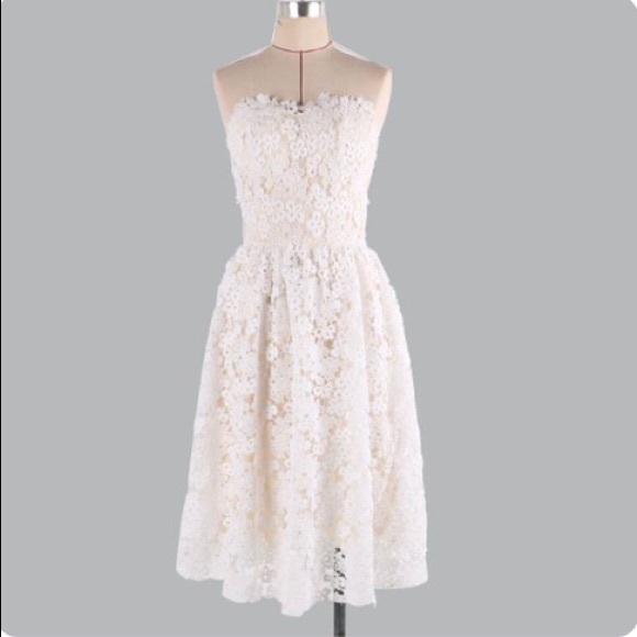 ❌ SOLD ❌White Lace Women's Strapless Dress - Picture 8 of 10